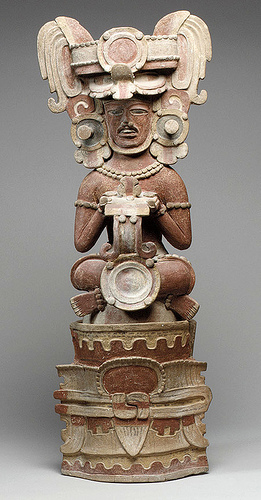 002-Incensario representando a una figura sentada- Siglo IV- México o Guatemala